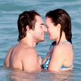 Rumer Willis et son petit ami Jayson Blair passent la journée en amoureux sur une plage de Miami, le 8 novembre 2012. Ils sont allés se baigner, puis Rumer a donné un concert sur la plage.