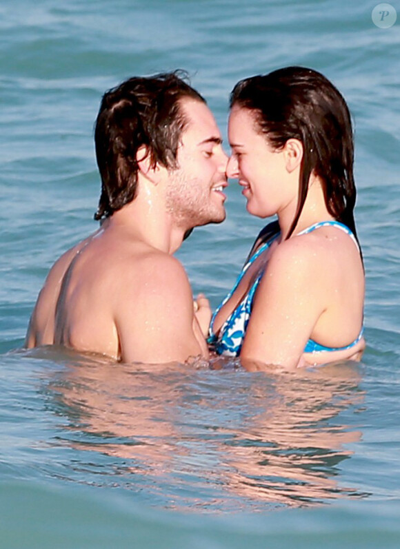 Rumer Willis et son petit ami Jayson Blair passent la journée en amoureux sur une plage de Miami, le 8 novembre 2012. Ils sont allés se baigner, puis Rumer a donné un concert sur la plage.