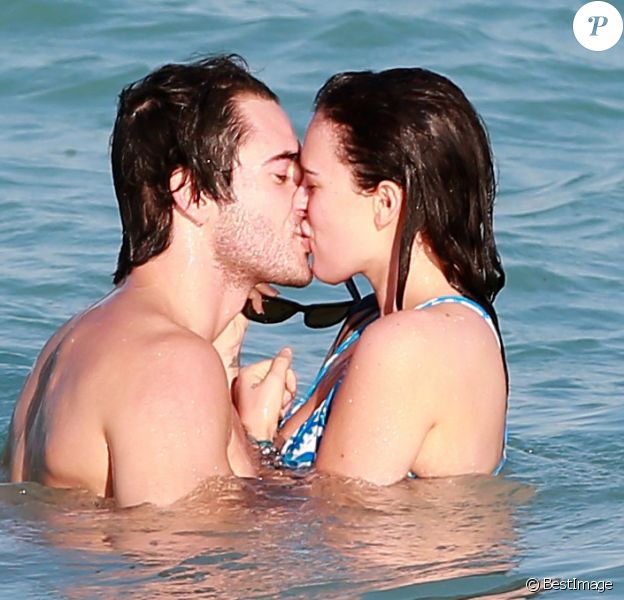 Rumer Willis et son petit ami Jayson Blair passent la journée en amoureux sur une plage de Miami, le 8 novembre 2012. Ils sont allés se baigner, puis Rumer a donné un concert sur la plage.