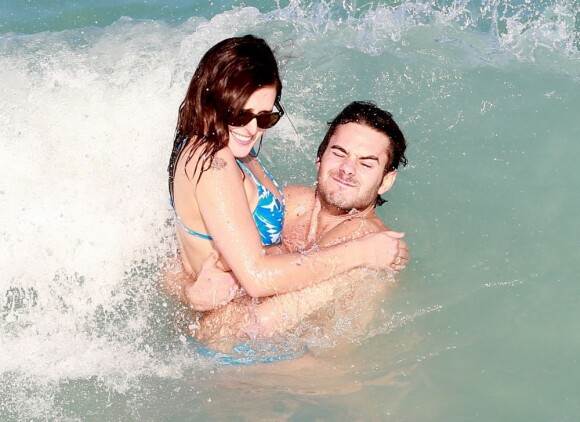 Rumer Willis et son petit ami Jayson Blair passent la journée en amoureux sur une plage de Miami, le 8 novembre 2012. Ils sont allés se baigner, puis Rumer a donné un concert sur la plage.