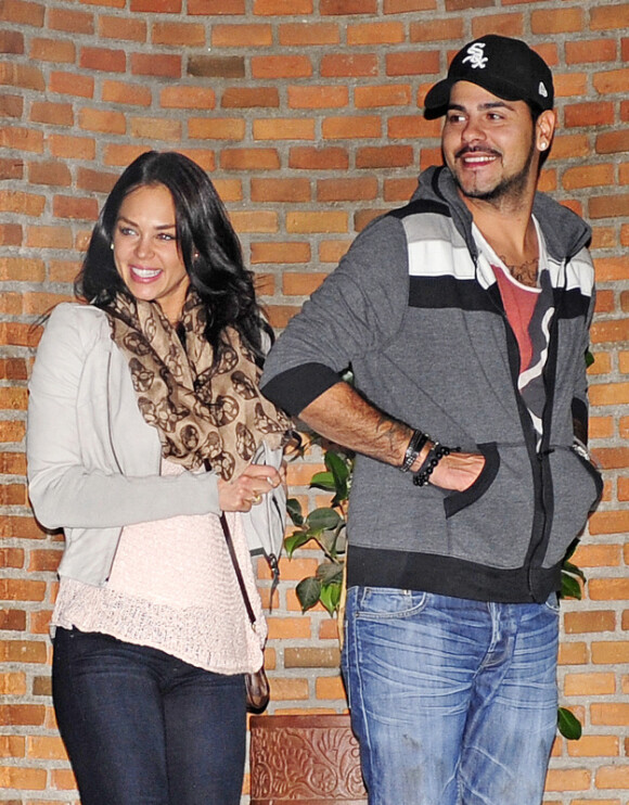 Exclusif - Eduardo Cruz et sa petite amie, tout sourire, vont dîner au restaurant à Madrid le 30 octobre 2012.