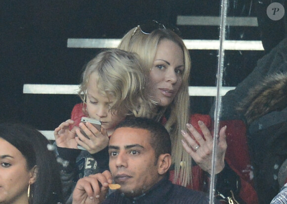 Helena Seger et son fils Maximilian lors du match entre le Paris Saint-Germain et l'AS Saint-Etienne au Parc des Princes à Paris le 3 octobre 2012