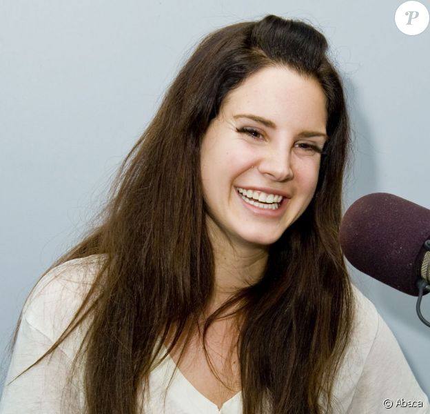 Le joli sourire de Lana Del Rey en pleine interview pour KIIS FM à Los Angeles, le 5 novembre 2012.