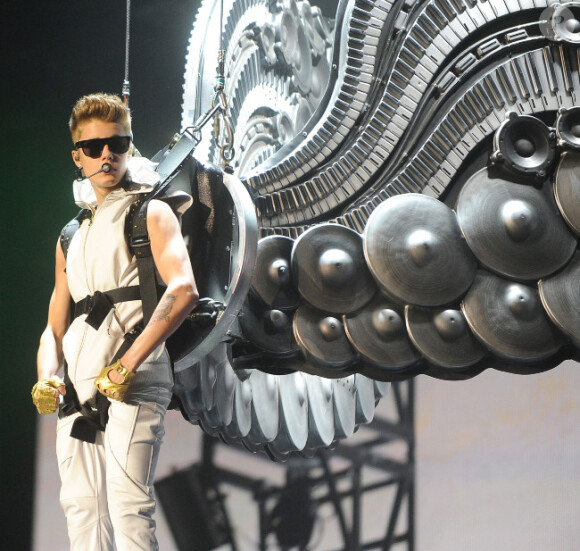 Justin Bieber, suspendu, en concert à l'Izod Center de New York, le 9 Novembre 2012.