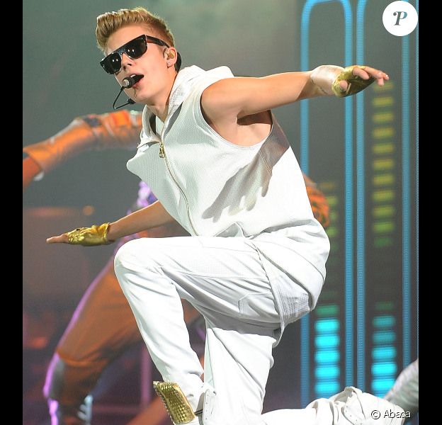 Justin Bieber, en pleine danse, en concert à l'Izod Center de New York, le 9 Novembre 2012.