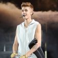 Justin Bieber prenant une pause méritée en plein concert à l'Izod Center de New York, le 9 Novembre 2012.