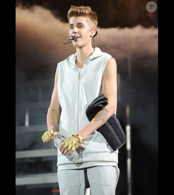 Justin Bieber prenant une pause méritée en plein concert à l'Izod Center de New York, le 9 Novembre 2012.