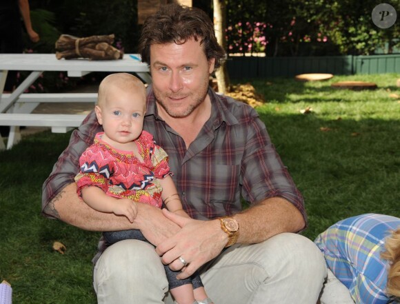 Dean McDermott, le mari de Tori Spelling pose avec sa fille Hattie à Los Angeles le 18 octobre 2012.