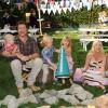 Tori Spelling entourée de son mari Dean McDemortt et ses enfants Hattie, Liam et Stella à Los Angeles le 18 octobre 2012.