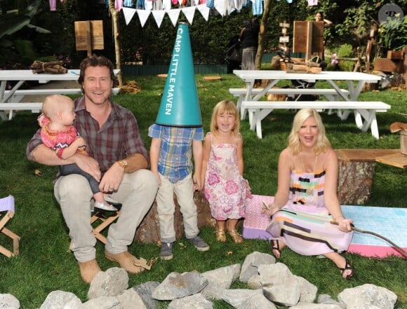 Tori Spelling avec son mari Dean McDemortt et ses enfants Hattie, Liam et Stella à Los Angeles le 18 octobre 2012.