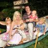 Tori Spelling s'amuse avec son mari Dean McDemortt et ses enfants Hattie, Liam et Stella à Los Angeles le 18 octobre 2012.