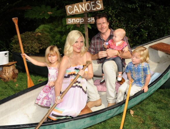 Tori Spelling s'amuse avec son mari Dean McDemortt et ses enfants Hattie, Liam et Stella à Los Angeles le 18 octobre 2012.