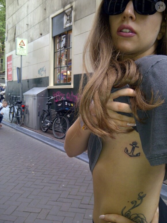 Le nouveau tatouage de Lady Gaga fait à Amsterdam le 1er septembre 2012.