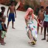 Lady Gaga joue au football avec les enfants de la favela de Cantagalo au Brésil, le 8 novembre 2012.