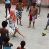 Lady Gaga avec les enfants de la favela de Cantagalo au Brésil, le 8 novembre 2012.