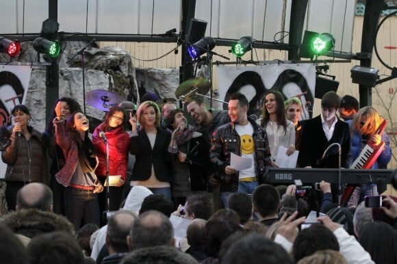 Priscilla, Sheryfa Luna et les artistes au Parc Astérix pour la Voix De L'Enfant le 11 novembre 2012.