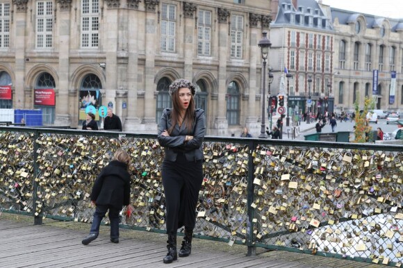 Kourtney Kardashian et son fils Mason, de passage à Paris, visitent le Pont des Arts. Paris, le 12 novembre 2012.