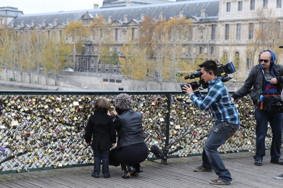 Kourtney Kardashian et son fils Mason, de passage à Paris, visitent le Pont des Arts avec leur équipe de tournage. Paris, le 12 novembre 2012.
