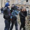 Kourtney Kardashian et son fils Mason, de passage à Paris, visitent le Pont des Arts avec leur équipe de tournage. Paris, le 12 novembre 2012.