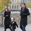Kourtney Kardashian, son mari Scott Disick et leur fils Mason sur le Pont des Arts. Paris, le 12 novembre 2012.