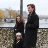 Kourtney Kardashian, son mari Scott Disick et leur fils Mason sur le Pont des Arts. Paris, le 12 novembre 2012.