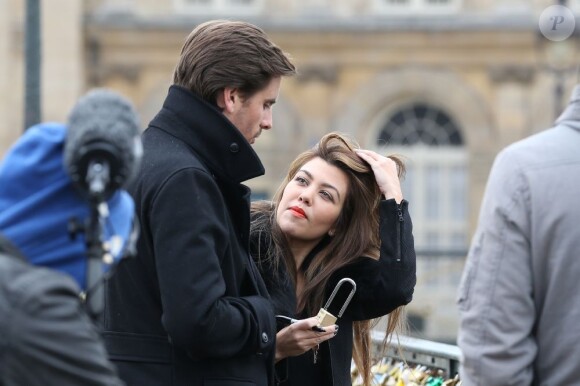 Kourtney Kardashian et son mari Scott Disick s'apprêtent à accrocher leur cadenas sur le Pont des Arts. Paris, le 12 novembre 2012.