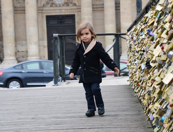 Mason, deux ans, se promène sur le Pont des Arts à Paris. Le 12 novembre 2012.