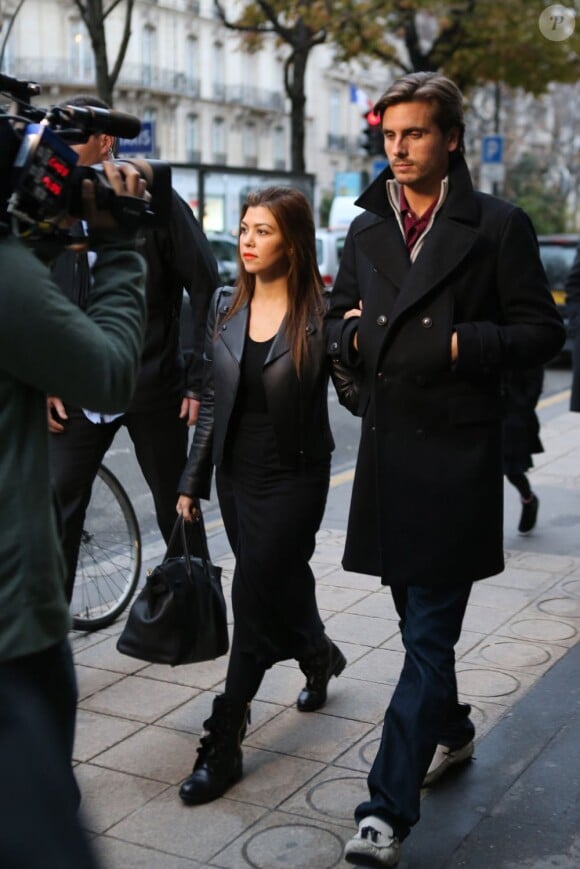 Kourtney Kardashian et son mari Scott Disick font du shopping sur la rue François 1er. Paris, le 12 novembre 2012.