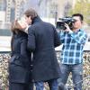 Kourtney Kardashian et Scott Disick, filmés par leur équipe de tournage, s'embrassent sur le Pont des Arts. Paris, le 12 novembre 2012.