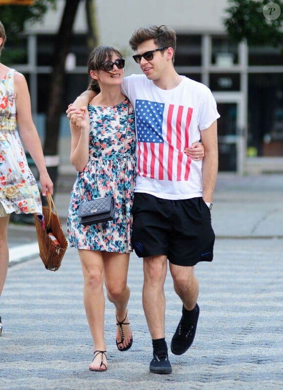 Keira Knightley et son fiancé James Righton dans les rues de New York le 1er juillet 2012.