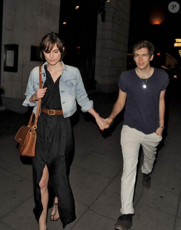 Keira Knightley et son fiancé James Righton à la sortie d'un restaurant à Londres le 31 mai 2012.