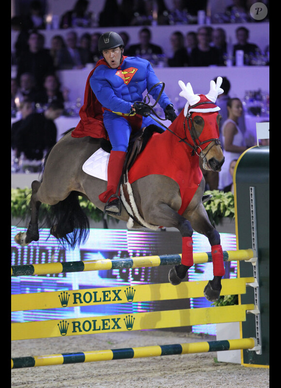 Benjamin Castaldi ne manque pas d'humour lors de la soirée de gala du Gucci Masters 2011 à Villepinte en décembre 2011