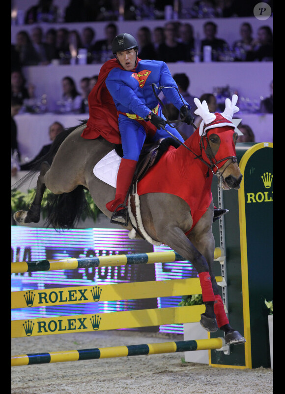 Benjamin Castaldi ne manque pas d'humour lors de la soirée de gala du Gucci Masters 2011 à Villepinte en décembre 2011