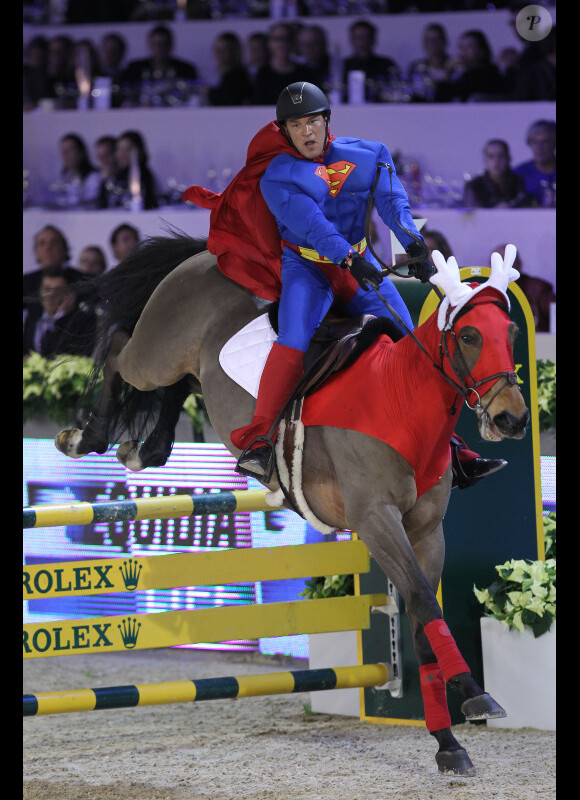 Benjamin Castaldi ne manque pas d'humour lors de la soirée de gala du Gucci Masters 2011 à Villepinte en décembre 2011