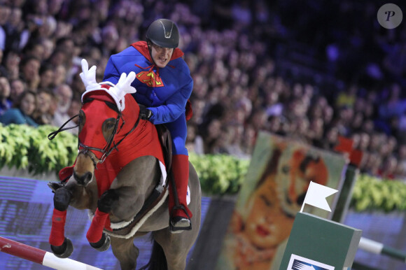 Benjamin Castaldi ne manque pas d'humour lors de la soirée de gala du Gucci Masters 2011 à Villepinte en décembre 2011