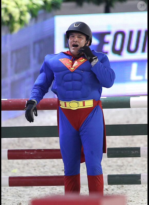 Benjamin Castaldi ne manque pas d'humour lors de la soirée de gala du Gucci Masters 2011 à Villepinte en décembre 2011