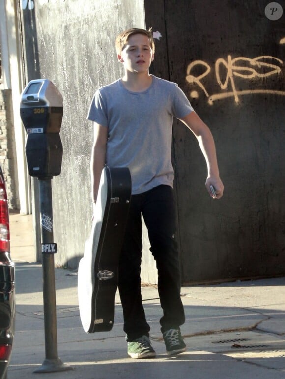 Brooklyn Beckham va prendre une leçon de guitare à Los Angeles le 12 novembre 2012.