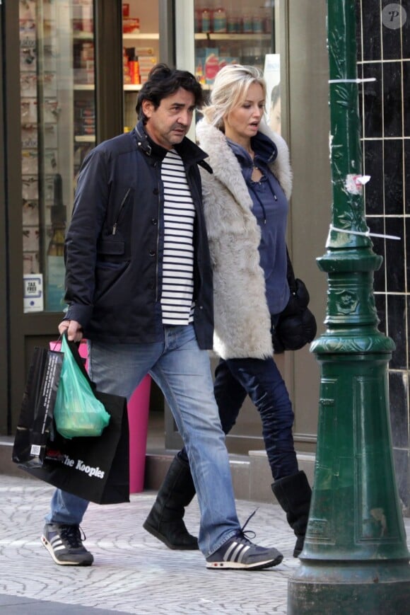 Adriana Karembeu et André Ohanian en amoureux dans les rues de Paris le 24 septembre 2012.