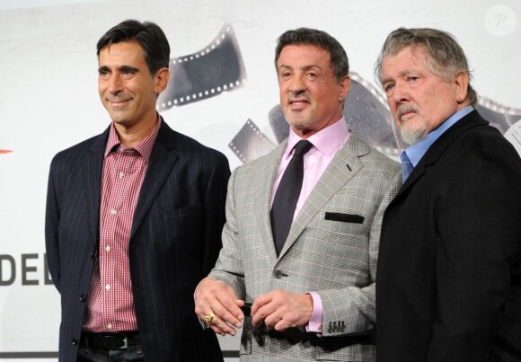 Sylvester Stallone lors de la première du film Du plomb dans la tête à Rome le 14 novembre 2012, aux côtés du producteur Alessandro Camon, et du réalisateur Walter Hill.
