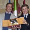 Sylvester Stallone reçoit un Lupa Capitolina des mains du maire de Rome, Gianni Alemanno, le 12 novembre 2012.