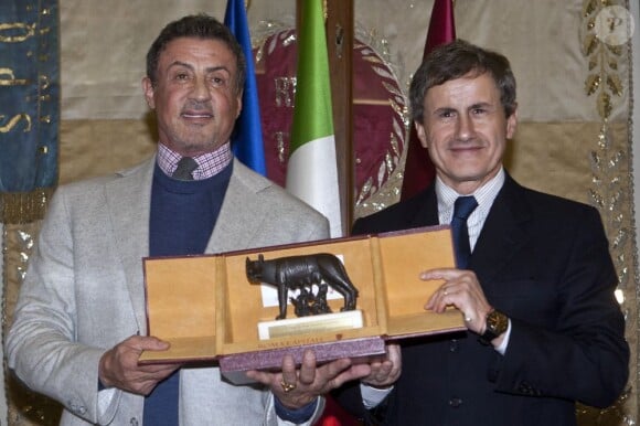 Sylvester Stallone reçoit un Lupa Capitolina des mains du maire de Rome, Gianni Alemanno, le 12 novembre 2012.