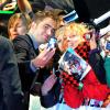 Robert Pattinson pose pour des photos avec les fans de la saga.