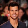 Taylor Lautner, tout sourire, lors de l'avant-première de Twilight 5 à Londres, le 14 novembre 2012.