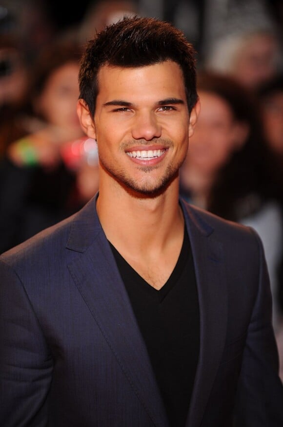 Taylor Lautner, tout sourire, lors de l'avant-première de Twilight 5 à Londres, le 14 novembre 2012.
