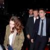 Kristen Stewart et Robert Pattinson quittent la première de Twilight 5. Kristen a troqué sa robe pour une tenue très streetwear.
