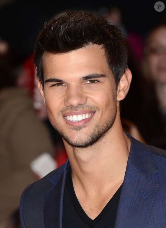 Taylor Lautner sur le red carpet de l'avant-première de Twilight 5 à Londres, le 14 novembre 2012.