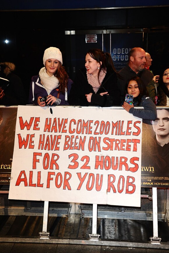 Les fans de la saga Twilight attendent de pied ferme leurs idoles, le 114 novembre à Londres.