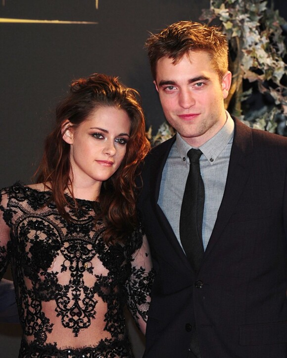 Le couple Kristen Stewart et Robert Pattinson pose lors de l'avant-première de Twilight 5 à Londres, le 14 novembre 2012.