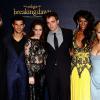 Jamie Campbell Bower, Taylor Lautner, Kristen Stewart, Robert Pattinson, Judi Shekoni et MyAnna Buring sur le tapis de l'Empire Cinema, lors de l'avant-première de Twilight 5 à Londres, le 14 novembre 2012.