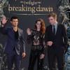 Taylor Lautner, Kristen Stewart et Robert Pattinson lors de l'avant-premiere du film Twilight 5 - Révélation à Londres, le 14 novembre 2012